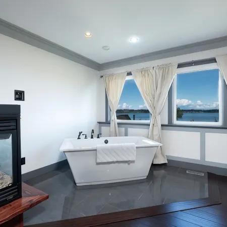 Large west coast home near the seaside
