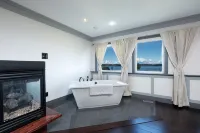 Large west coast home near the seaside - Homestays