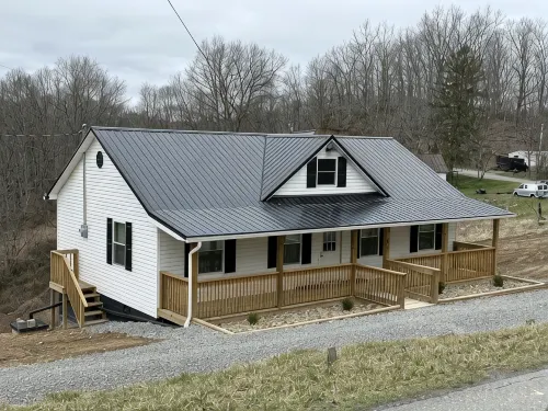 New Cabin built in 2022. 2 minutes away from multiple trailheads!  Sleeps 8 - Alphydda
