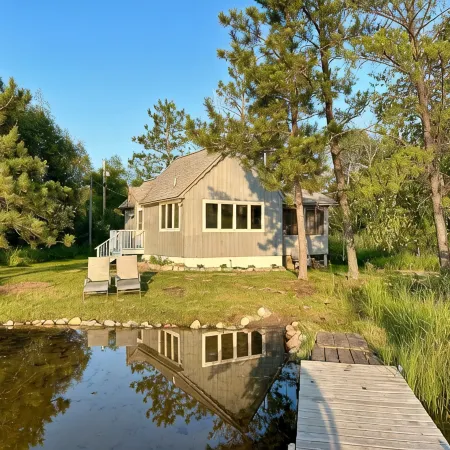 Cozy cabin 25ft off the water! Near shopping, Restaurants, Attractions & Golf!