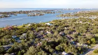 ☆Featured on HGTV☆ Heated Pool, SleepNumber Beds, Beach Cruisers - Swimmingpools