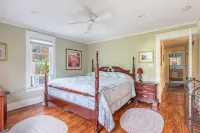 Unit 1: Beautiful townhouse near to Petoskey shopping, restaurants and trails. - Homestays