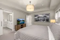 Stylish Lake Oswego Retreat - All New High End Furnishings and Amazing Patio - Wifi