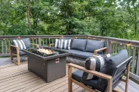 Mid-Century Modern • Game Room • Hot Tub - Alppimaja