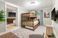 Mid-Century Modern • Game Room • Hot Tub - Alppimaja