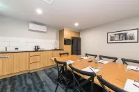 Avenue Motel Apartments Hotels in South Toowoomba