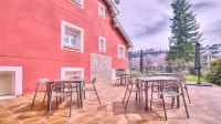 Pura Vida Pirineos Hotels in Villanua