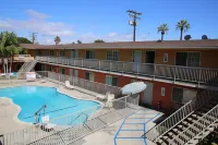 Chateau Inn & Suites فنادق في Downey