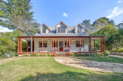 Whispering Pines Cottages Hotel dekat Wentworth Falls railway station