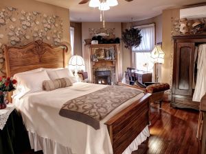 The Queen, A Victorian Bed & Breakfast