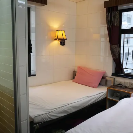 Maple Leaf Guest House Отели рядом с достопримечательностью «Небоскреб «Централ Плаза»»