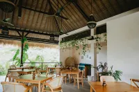Porter Hotel - Surf & Yoga Retreat Hotels in Tumpak
