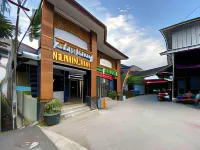 Guest House Hj Muriyah Syariah Slawi Mitra RedDoorz Hotel di Slawi
