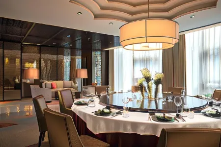 Renaissance Nanjing Olympic Centre Hotel Отели рядом с достопримечательностью «Yuantoushi Wet Land Scenic Area»