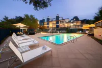 Mariposa Inn and Suites - piscina