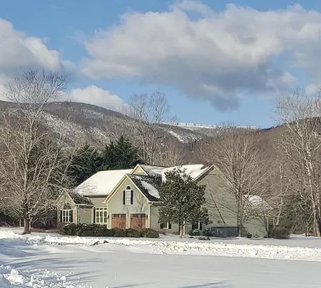 Fire Pit+Hot Tub+Game Room in Family-Friendly House Perfect for Christmas