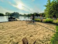 Lakeside Beach Getaway with A Gorgeous Kitchen & Dining Room with Room for 10.