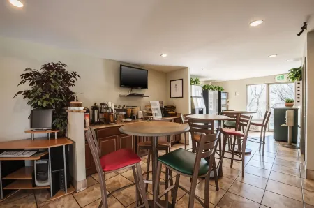 Econo Lodge Отели рядом с достопримечательностью «Belmont Manor & Historic Park»