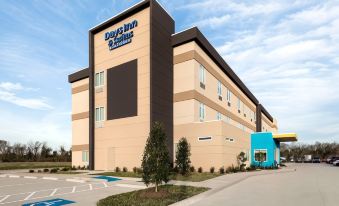 Days Inn & Suites by Wyndham Beaumont West / I-10 & Walden