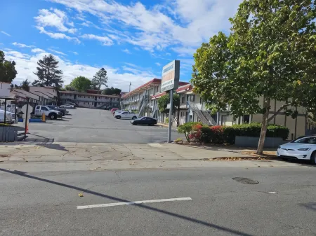 Terrace Inn and Suites Отели рядом с достопримечательностью «Риджинал Паркс Ботаник Гарден»