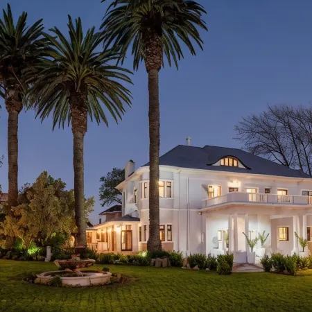 Palm House Boutique Hotel and Spa Отели рядом с достопримечательностью «Стадион «Атлон»»