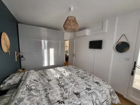 Superb renovated T2 air conditioning close to shops and beaches