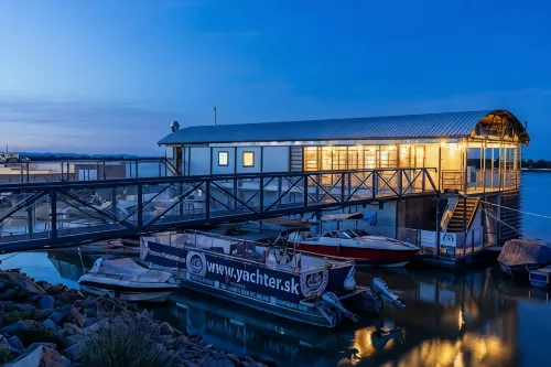 Yachter Club Modrá Čajka فنادق في Samorin