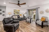 Chic Getaway with Spacious Living and BBQ Area - Elegant Sanctuary Hotels in Bella Vista
