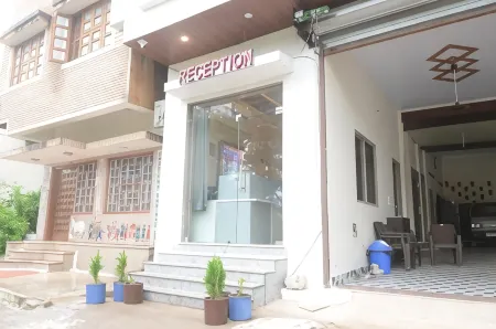 Hotel Shri Dhwaja Inn