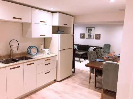 Two Bedroom Spacious Basement Unit Отели рядом с достопримечательностью «Торонто Ботаникал Гарден»