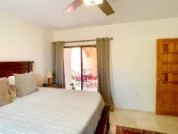 Serene and Beautiful Garden Condo - Soak up the Sun on the Stunning Private Beac فنادق في 