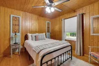 Bear Brow Cabin. Amazing view from brow to valley below.