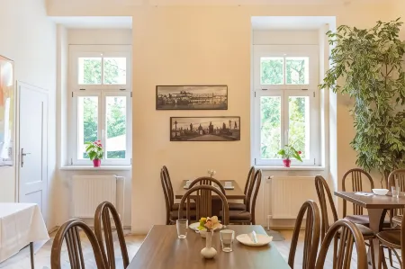 Hostel Dakura Отели рядом с достопримечательностью «Sternberg Palace»