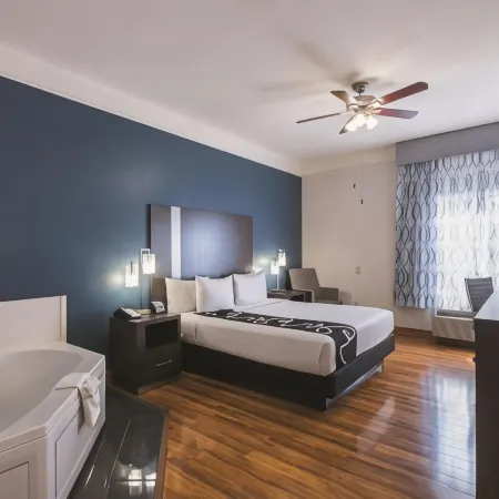 La Quinta Inn & Suites by Wyndham Kingwood Houston IAH Airpt