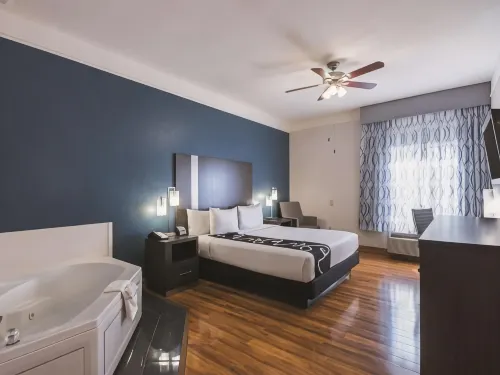 La Quinta Inn & Suites by Wyndham Kingwood Houston IAH Airpt Hotels in Kingwood