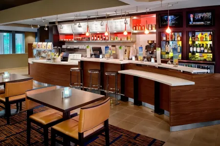 Courtyard Hartford/Windsor Airport Отели рядом с достопримечательностью «Школа Лумиса Чаффи»