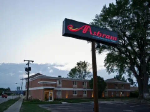 Aashram Hotel by Niagara River Hotéis em Niagara County