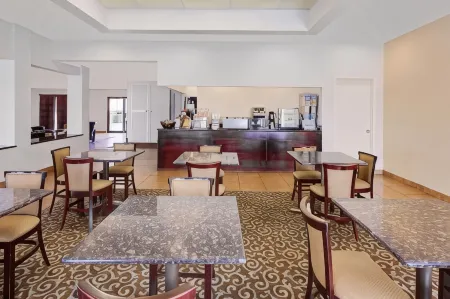 Super 8 by Wyndham Plainview