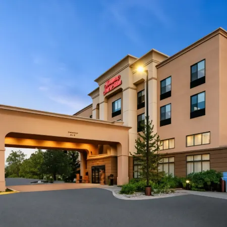 Hampton Inn & Suites Fairbanks Отели рядом с достопримечательностью «Заказник Френдс оф Кримерс Филд эт Кримерс Филд Мигратори Уотерфоул»