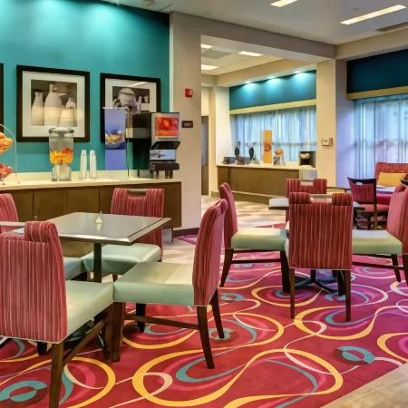 Hampton Inn Miami-Coconut Grove/Coral Gables Отели рядом с достопримечательностью «Кампонг, Нешнел Тропикал Ботаникал Гарден»