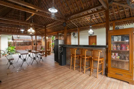 Dalem Jongke by Ubu Villa - 9 Bedrooms Villa in Yogyakarta Отели рядом с достопримечательностью «University of Technology Yogyakarta»