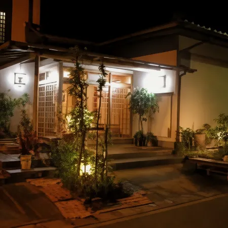 Small Lakeside Inn Kaigasou Отели рядом со станцией JR Bentenjima station