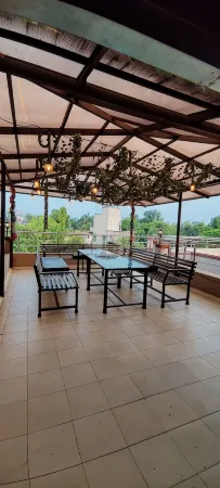 Sapphire Villa Luxury stay with 3 bedroom and rooftop sky Lounge