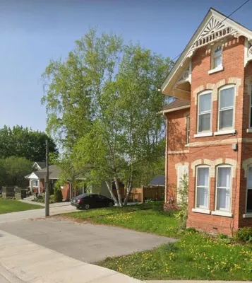 Beautiful Lakeside Heritage Home in BarrieBright and Spacious Stay