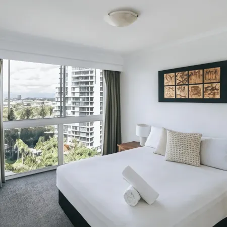 The Crest Apartments - Main Beach