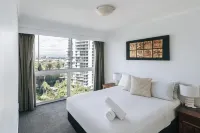 The Crest Apartments - Main Beach