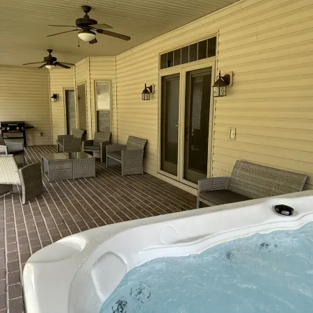 Luxury Old Man's Cave Home🌲Walking Distance to Hocking Hills Park with Hot Tub
