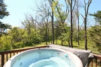 Adorable river front  cabin ,with hot tub on the River