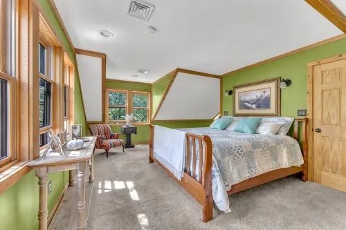 Peaceful Lakefront Cabin Retreat with Hot Tub! - Homestays
