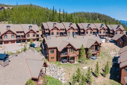 2 minutes from Ski Lifts! 3-bedrooms with Private Hot Tub! Walk to Ski Shuttle!